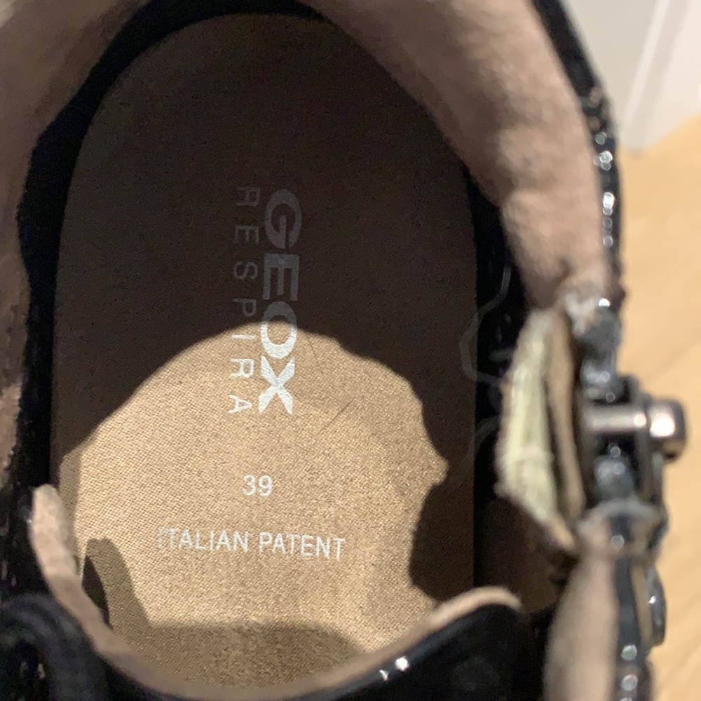 Sneakers - Picture 5 of 7